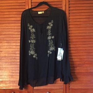 NWT Caslon Black Size 2X embroidered blouse.